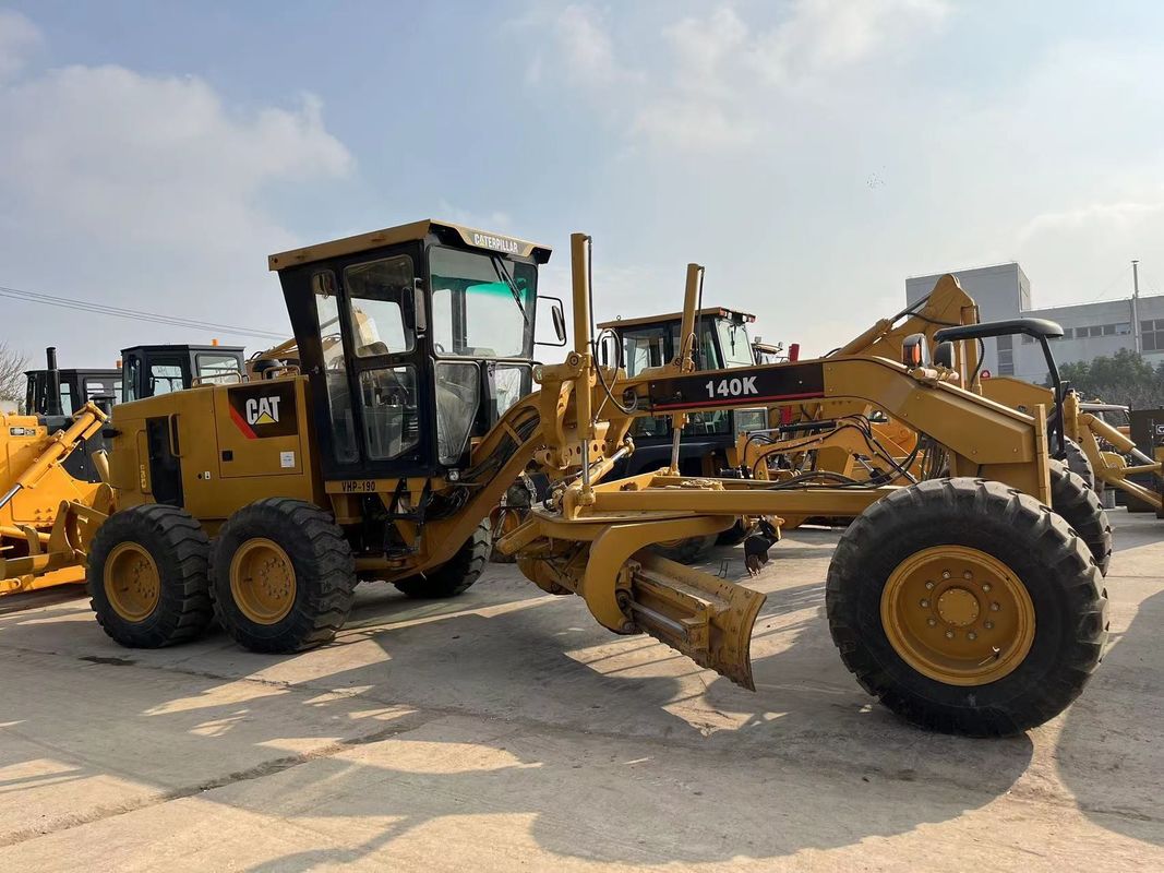 Χρησιμοποιούμενο Caterpillar Motor Grader 140K σε αποθεματικό μεταχειρισμένο Cat 140 Motor Grader