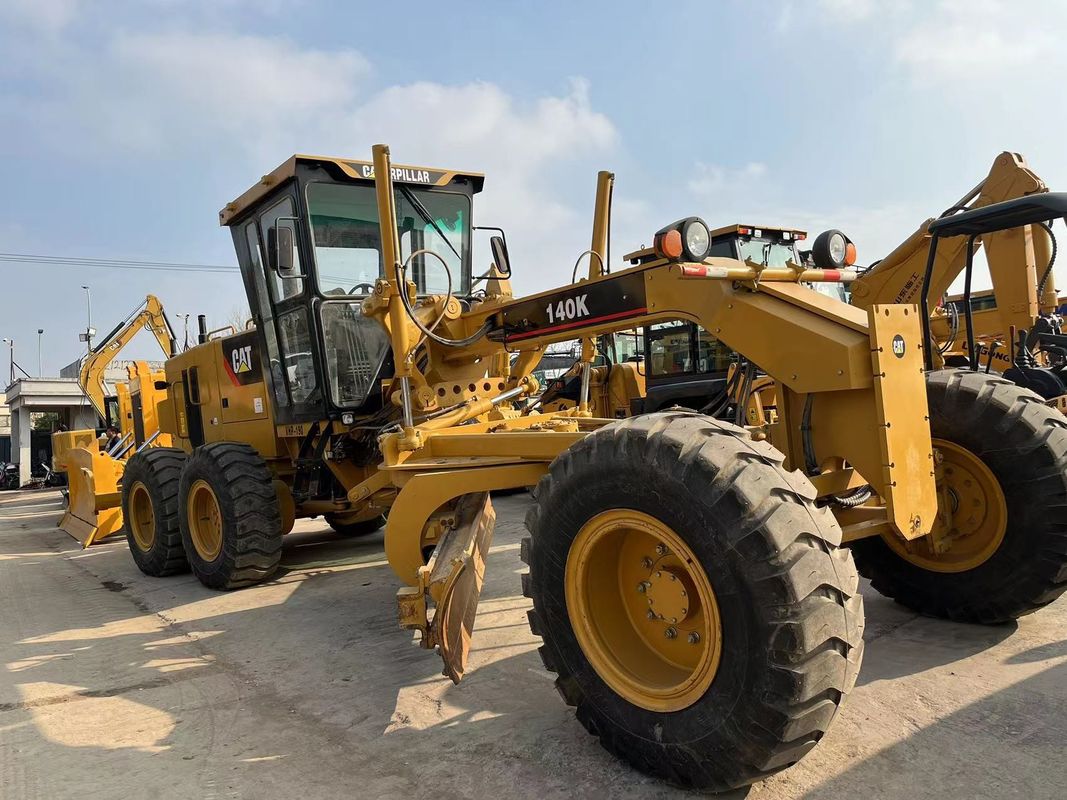 Χρησιμοποιούμενο Caterpillar Motor Grader 140K σε αποθεματικό μεταχειρισμένο Cat 140 Motor Grader
