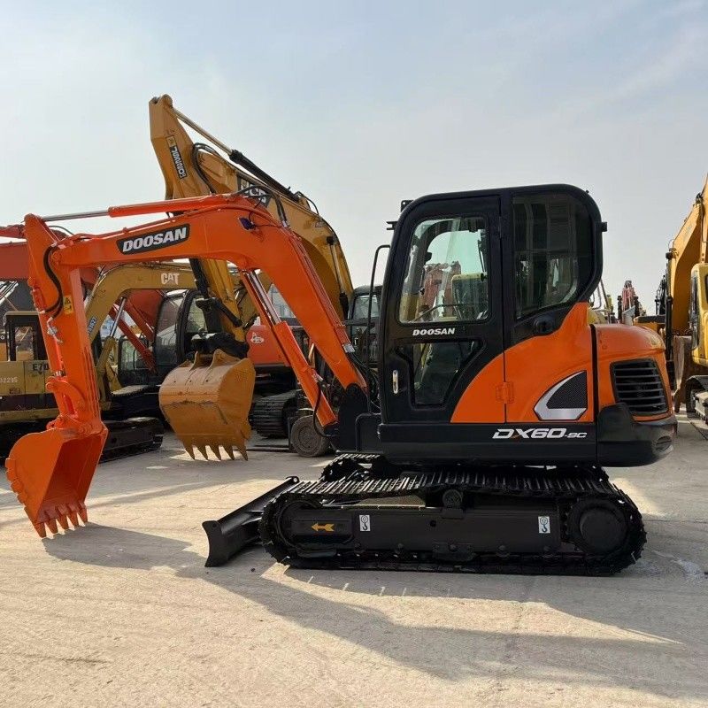 Μικρή εκσκαφέας 6 τόνων Doosan DX60 Κορεατική προέλευση με λεπίδα και σπαστικό σφυρί γραμμής