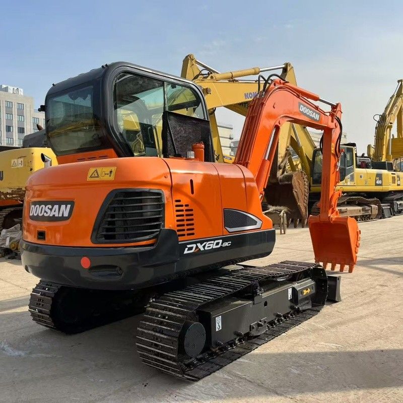 Μικρή εκσκαφέας 6 τόνων Doosan DX60 Κορεατική προέλευση με λεπίδα και σπαστικό σφυρί γραμμής