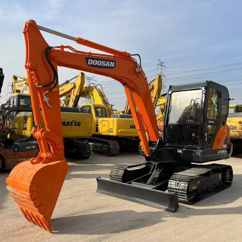 Μικρή εκσκαφέας 6 τόνων Doosan DX60 Κορεατική προέλευση με λεπίδα και σπαστικό σφυρί γραμμής
