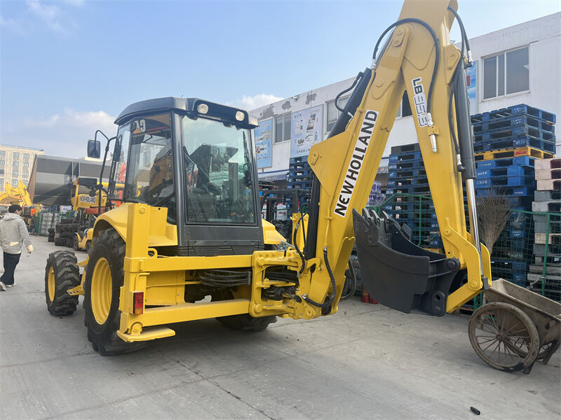 Χρησιμοποιούμενο φορτιστή βαλβίδας New Holland LB95B-4PT με πολυκατασκευασμένο κουβά 4 σε 1, χειριστή ελέγχου και κλειστή καμπίνα ROPS / FOPS