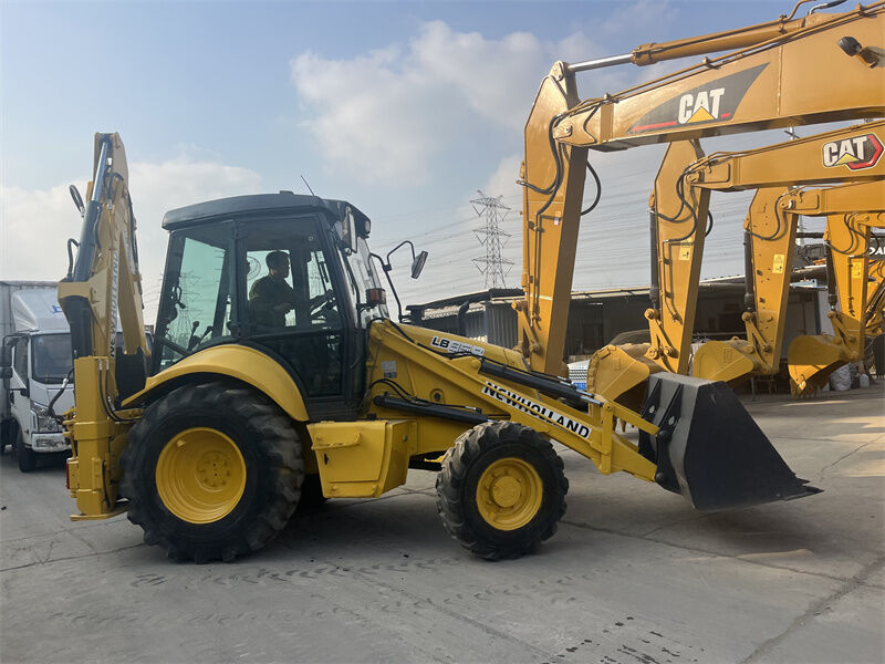 Χρησιμοποιούμενο φορτιστή βαλβίδας New Holland LB95B-4PT με πολυκατασκευασμένο κουβά 4 σε 1, χειριστή ελέγχου και κλειστή καμπίνα ROPS / FOPS