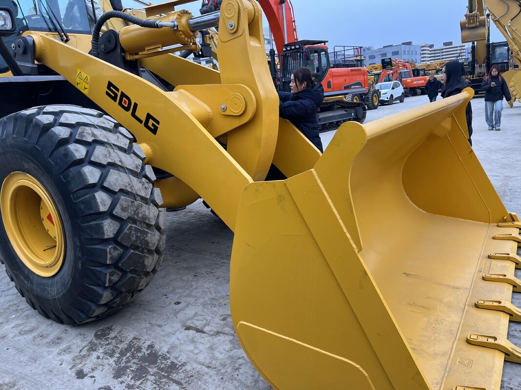 Potente cargadora de ruedas SDLG L958F usada equipada con motor de 9,7 litros y excelente comodidad para el operador a largo plazo